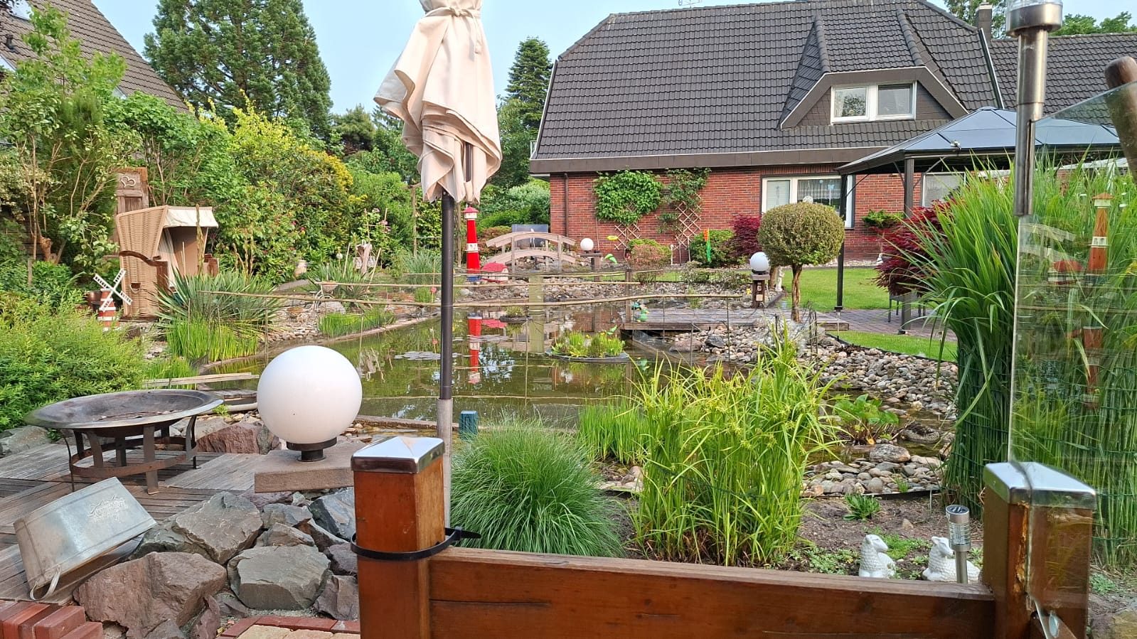 Garten- und Teichanlage mit Strandkorb und Sitzecke