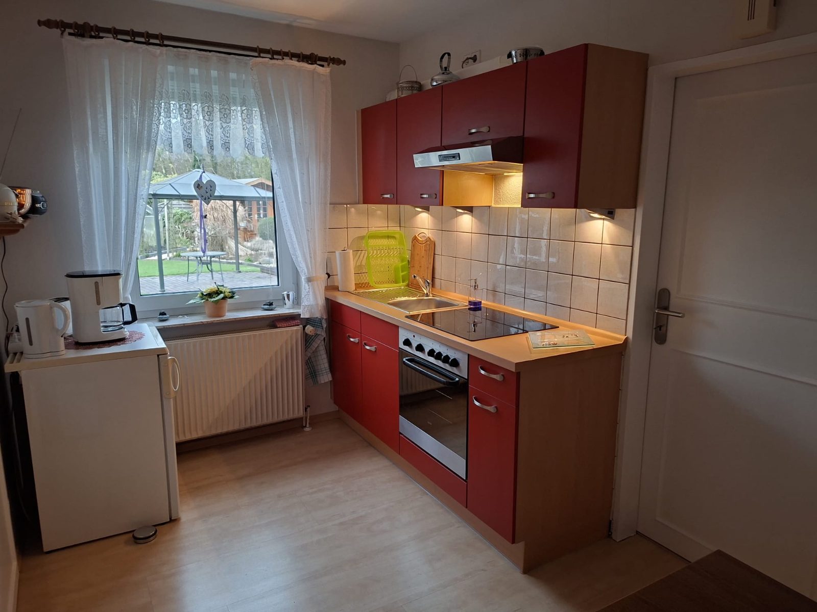 Küche mit Herd, Backofen und Kühlschrank