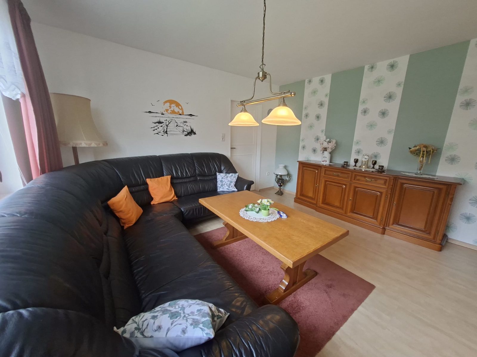 Wohnzimmer mit großer Ledercouch