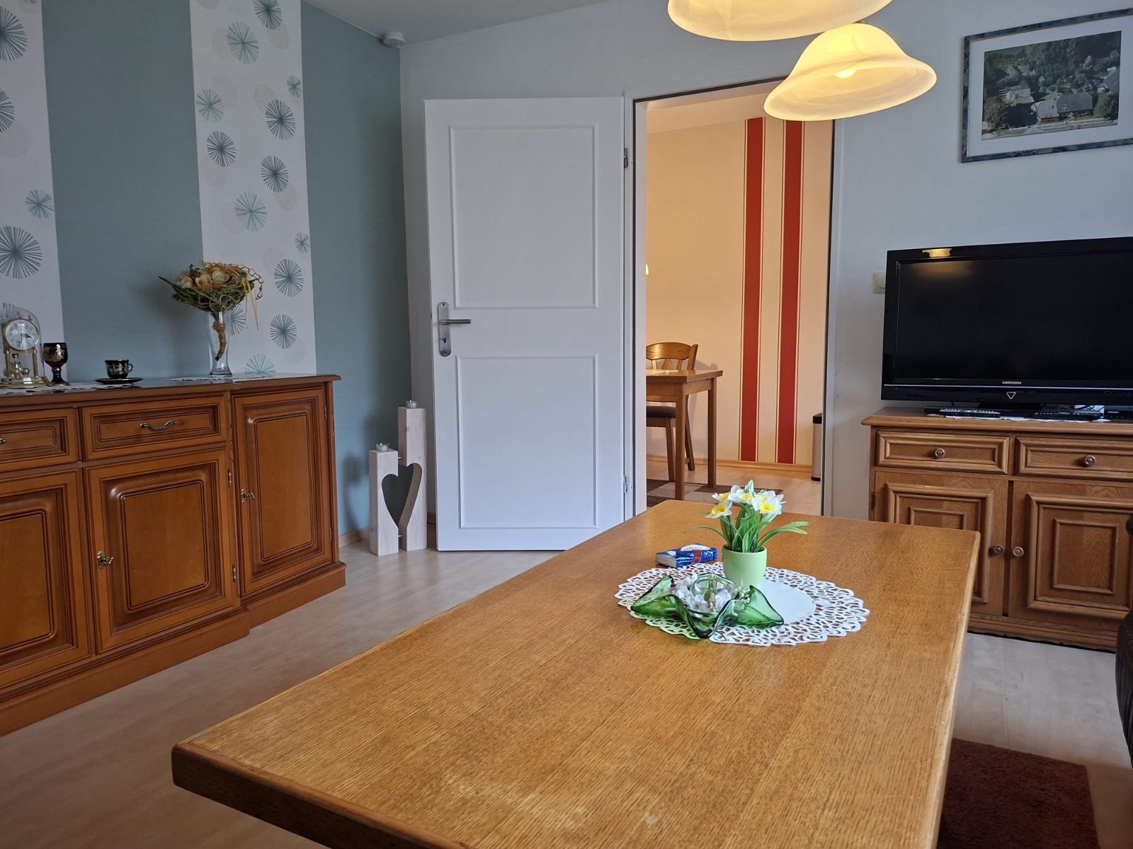 Wohnzimmer mit Esstisch und Fernseher